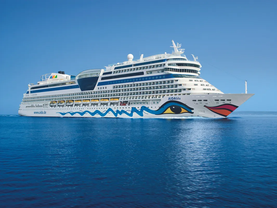 AIDAblu Außenansicht vom Schiff auf dem Meer