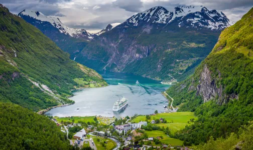 Kreuzfahrtschiff in einem Fjord