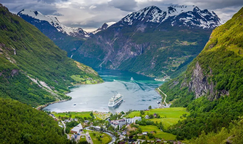 Kreuzfahrtschiff in einem Fjord