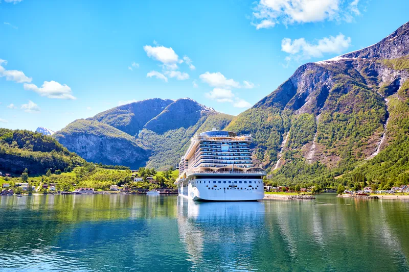 Kreuzfahrtschiff in Flam im Sognefjord