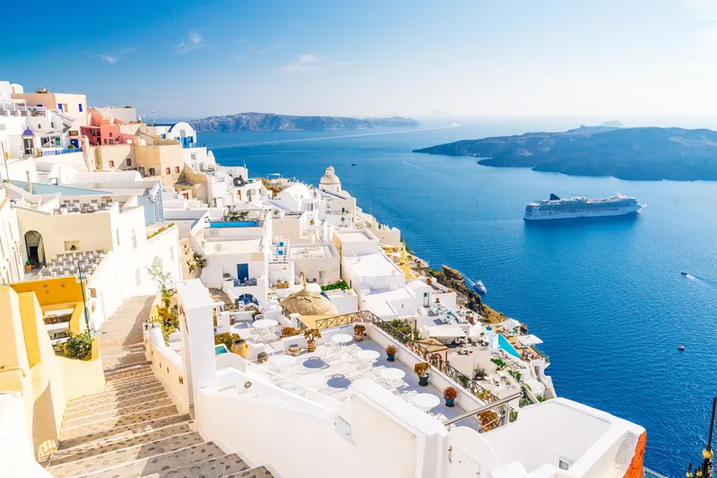 Panorama von Santorini mit Kreuzfahrtschiff