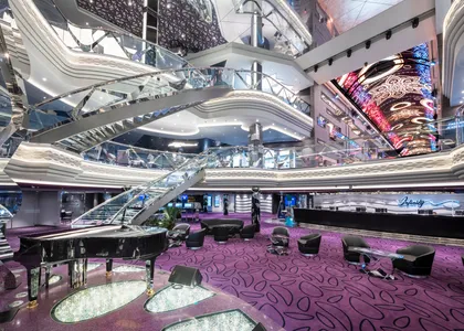 MSC Virtuosa Infinity Atrium und Gästeservice