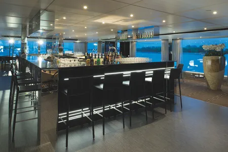 Emerald Radiance- Horizon Bar & Lounge