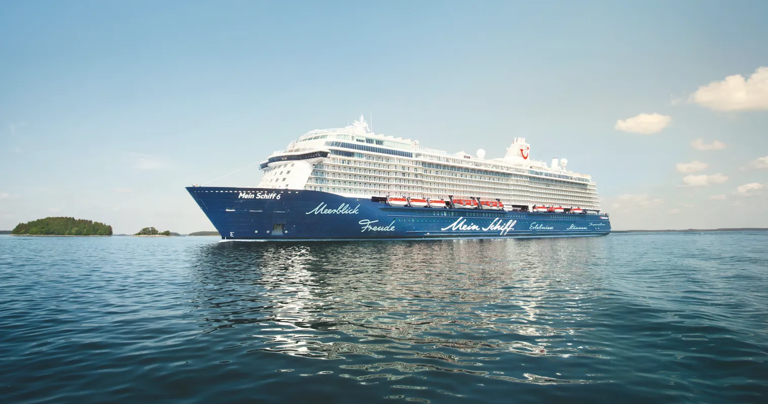 Mein Schiff 6 auf See Außenansicht