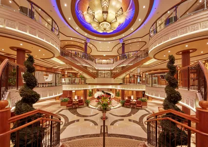 Queen Elizabeth - Grand Lobby