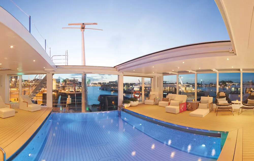 Emerald Sky und Emerald Sun - Tagsüber Pool & Bar / Abends Kino