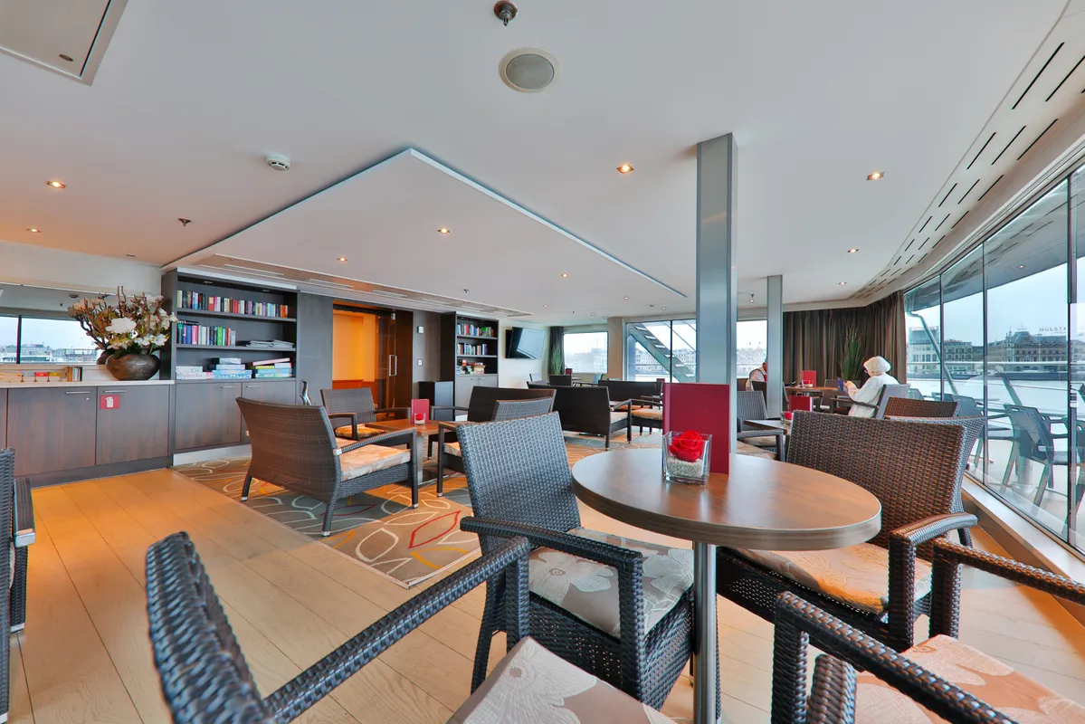 MS VistaNeo Lounge und Terrasse