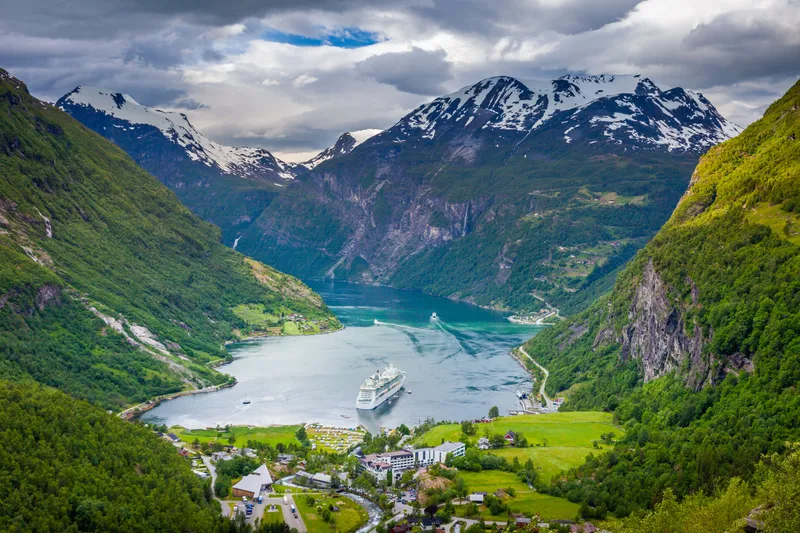 Nordeuropa Kreuzfahrtschiff im Fjord