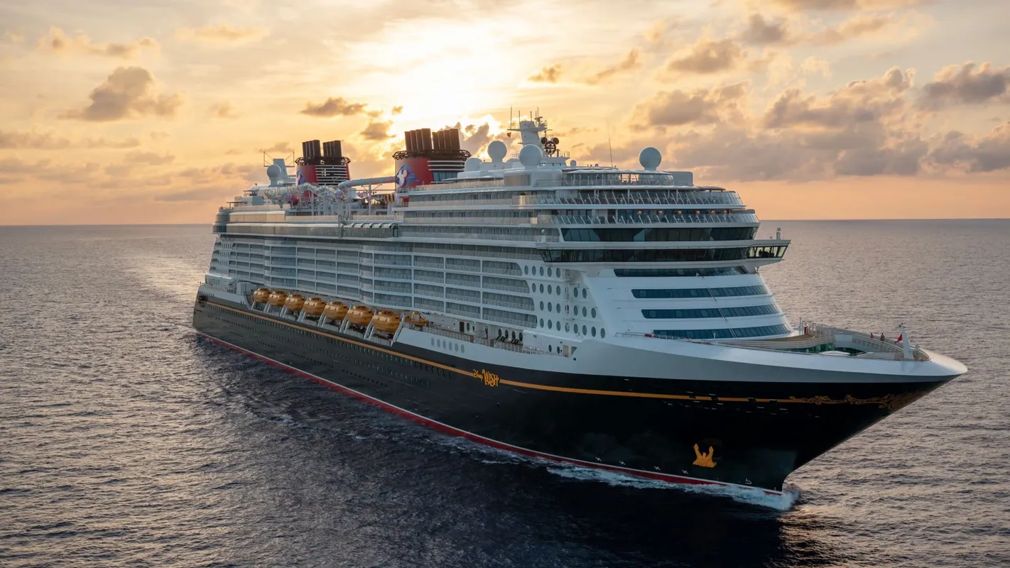 Disney Wish im Sonnenuntergang
