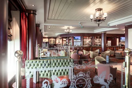 Queen Mary 2 - Golden Lion Pub
