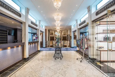 VIVA MOMENTS Lobby und Bordshop