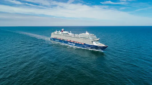 Mein Schiff 7 auf See Außenansicht