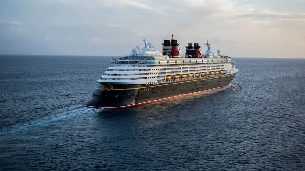 Disney Wonder von hinten