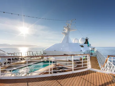 MS Artania Pool und Sonnendeck
