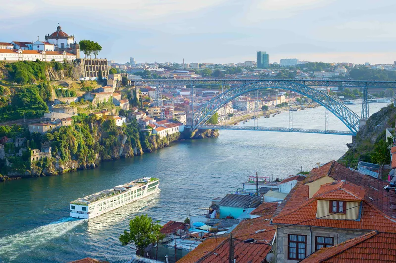 Panorama von Porto mit Flusskreuzfahrtschiff (Region Douro)