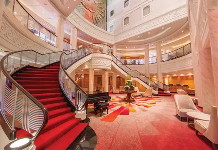 Queen Mary 2 - Atrium