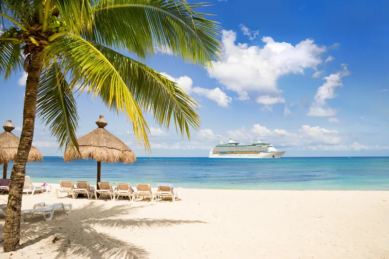 Strandblick auf vorbeifahrendes Kreuzfahrtschiff