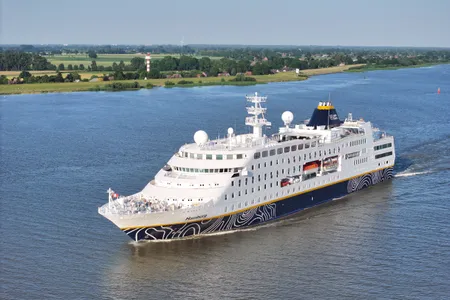 MS Hamburg auf der Elbe
