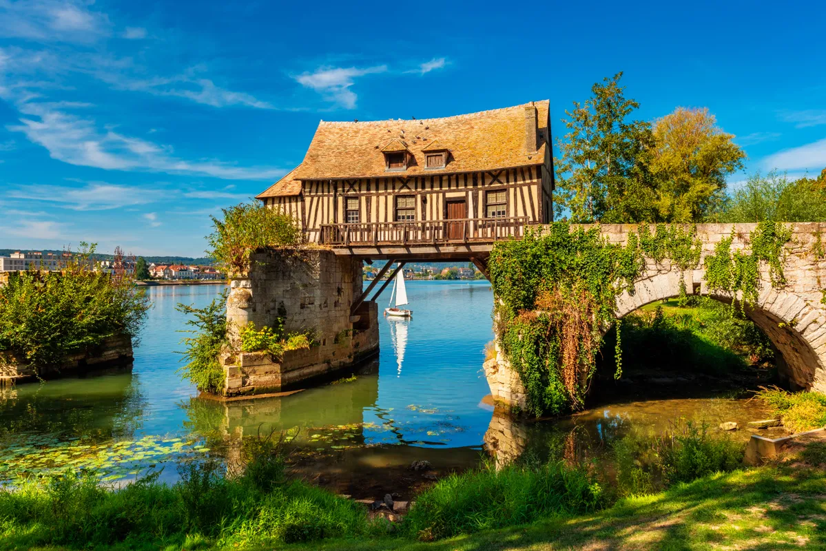 blick auf alte wassermuehle in vernon (frankreich)