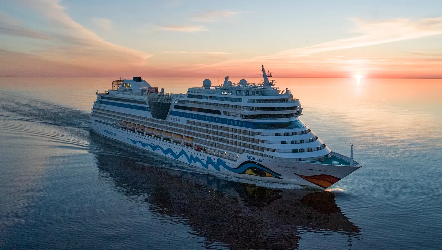 AIDAmar im Sonnenuntergang