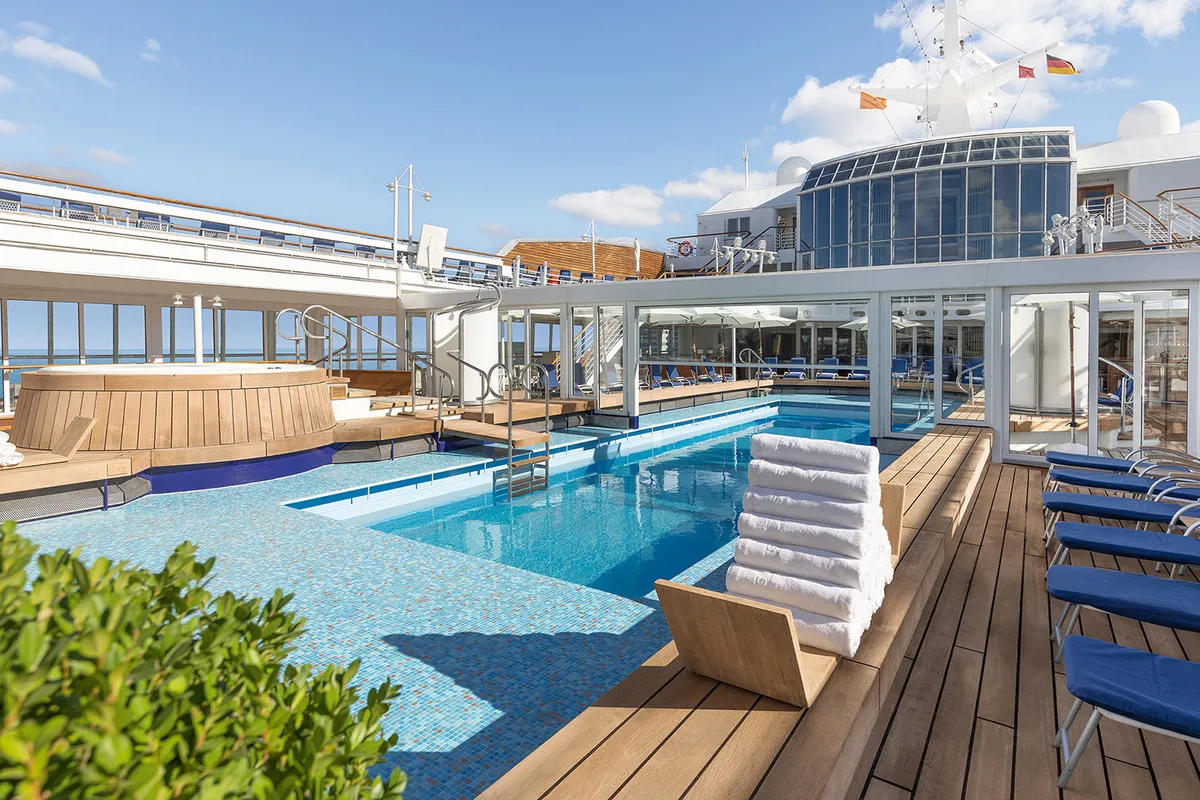 MS Europa Pooldeck
