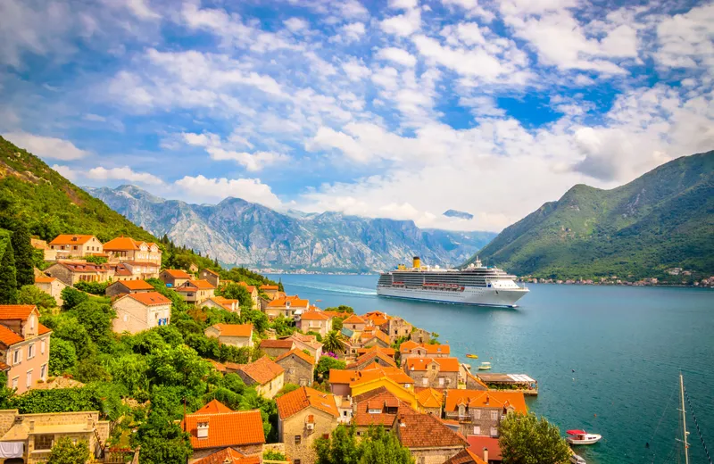 Panorama von Kreuzfahrtschiff in der Kotor Bucht (Montenegro) in der Region des öslichen Mittelmeers