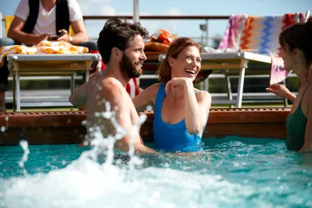 A-ROSA - Paar im Swimmingpool