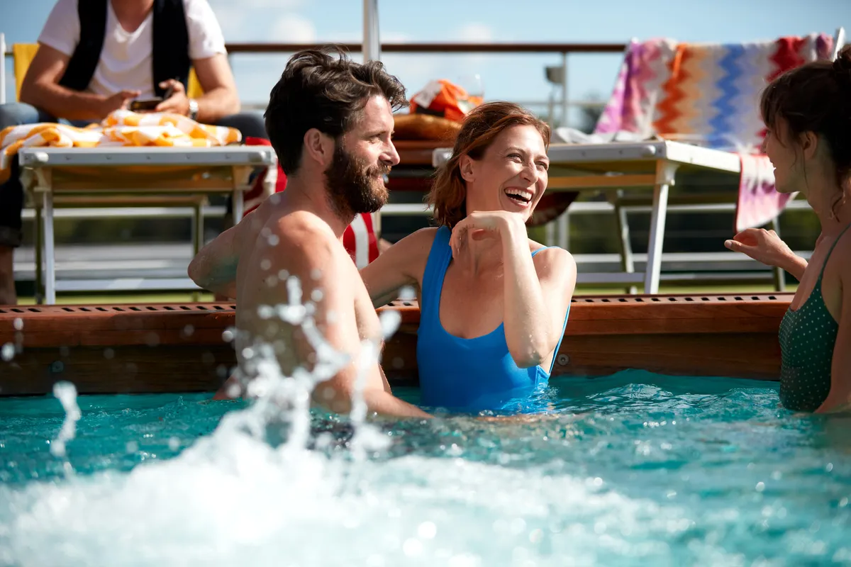 A-ROSA - Paar im Swimmingpool